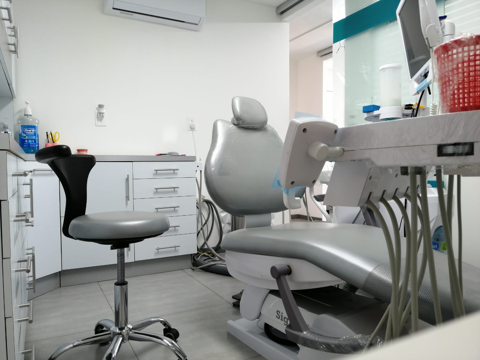 Consultorio equipado para atención dental especializada en Nápoles