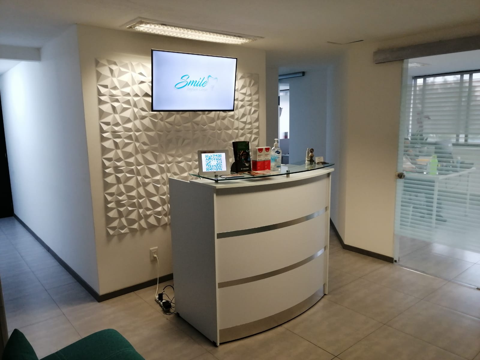Área de recepción de Smile Implant Center Nápoles