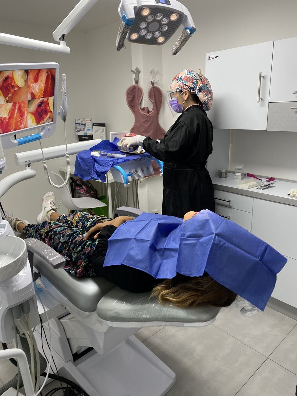 Dra. Alejandra Rodr&iacute;guez Goncalves colocando implantes dentales en CDMX